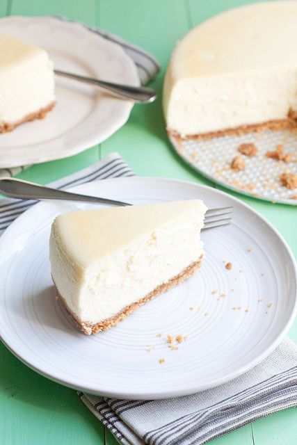 Tall and Creamy Classic New York Cheesecake | Smells Like Home. The perfect, no-crack cheesecake every single time. Creamiest Cheesecake, Classic New York Cheesecake, Delight Recipes, Vanilla Cheesecake Recipes, Ultimate Cheesecake, Keto No Bake Cheesecake, Oreo Cheesecake Bars, Bakers Delight, Graham Cracker Recipes