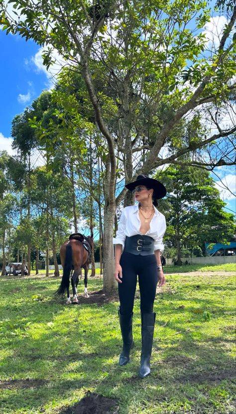 Farm Party Outfit Women, Farm Outfits Women, Look Agro, Outfit Palenque, Outfit Botas Vaqueras, Farm Outfit Women, Outfit Campo, Classy Cowgirl Outfits, Safari Outfit Women