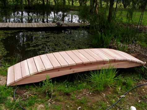 How to build a bridge - good advice to use a length of pvc pipe to bend into the shape of the curve. Garden Bridge Design, Backyard Bridges, Garden Stream, Cedar Garden, Wooden Bridge, Bridge Design, Garden Structures, Wooden Garden, Garden Center