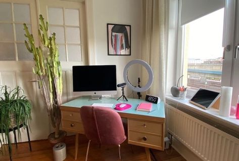 10 Simple Ways to Spruce Up Your Home Office (Now That You’re Using it More) Feng Shui Desk Placement, Feng Shui Home Office, Small Corner Desk, Bedroom Office Combo, Feng Shui Office, Home Office Layouts, Feng Shui Bedroom, Home Office Layout, Desk Layout