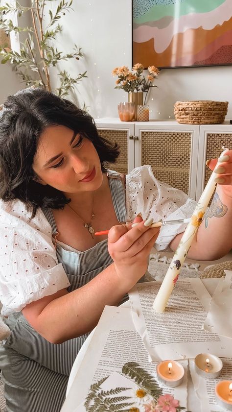 Bonnie Barton on Instagram: “DIY pressed flower candles 🕯️🌼💚 This is actually a super easy DIY and perfect for spring decor! I got my pressed flowers on Amazon, but…” Pressed Flower Wedding Decor, Pressed Flower Candles, Dried Flower Candles, Flower Candles, Bee Wax Candles, Wedding Reception Fun, Paper Press, Diy Workshop, Instagram Diy