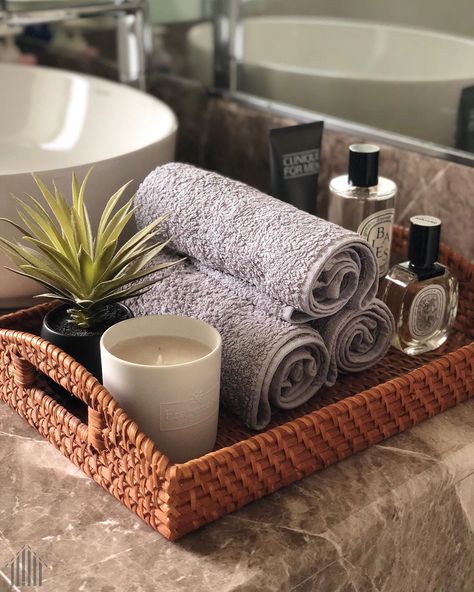 There are simple ways to spruce up your bathroom! Neatly rolled up towels styled with candles and aroma scents really do the trick! Guest Bathroom Towels, Bathroom Fans, Glamour Interiors, Gothic Glamour, Bathroom Counter Decor, Bathroom Towel Decor, Bathroom Baskets, Glass Shower Enclosures, Digital Showers