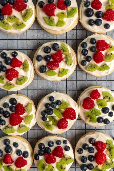 Fruit Pizza Cookies - The Cooking Duo Sugar Cookie Fruit Pizza, Cookie Fruit Pizza, Fruit Pizza Cookies, Puff Pastry Chicken, Fruit Sugar Cookies, Breakfast Dessert Recipes, Pizza Cookies, Fruit Topping, Mini Fruit Pizzas