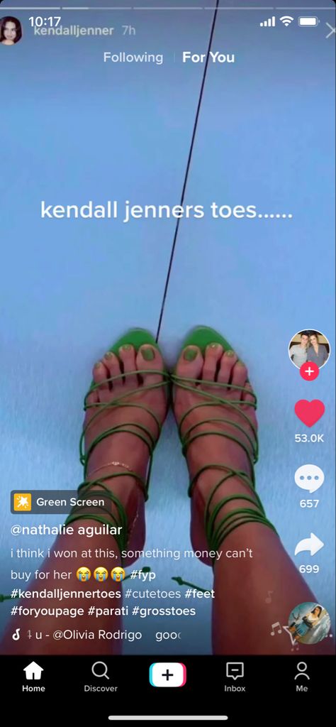 kendall jenner kardashian supermodel feet kendall jenner’s feet green nail polish pedicure green heels Kylie Jenner Green Nails, Kylie Jenner Pedicure, Kendall Jenner Red Nails, Kardashians Nails, Kardashian Nails Kylie, Feet Nails Color, Kendall Jenner Heels, Pedicure Green, Kendall Jenner Short Hair