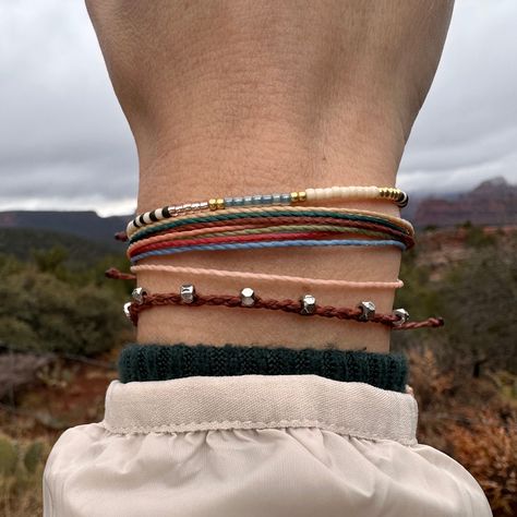 Bracelet Stack Boho, Granola Bracelets, Granola Girl Bracelets, Granola Jewelry, Cute Bracelet Stacks, Beach Friendship Bracelets, A Lot Of Bracelets, Waxed Bracelet, Woven Anklet