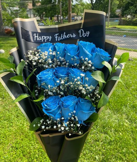 Father’s Day flat bouquet💙 . . . . . . #explorepage #smallbusiness #beginnerflorist🎀 #flatbouquet #fathersdaybouquet #happyfathersday #blueroses June 16, Blue Roses, Rose Bouquet, Happy Father, Happy Fathers Day, Bouquets, Florist, Fathers Day, Birthday