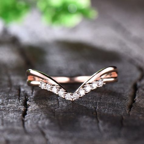 FOneUS - Etsy V Shaped Wedding Band, Curve Wedding Band, Rose Gold Art, Glamour Jewelry, Wedding Band For Women, Chevron Wedding, Ring Inspiration, Zierlicher Ring, Chevron Ring