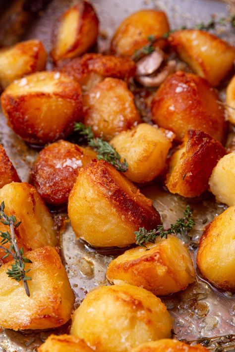 This is my go-to crispy roast potato recipe that leaves you with a crispy golden outside and a fluffy and tender middle. This recipe provides loads of flavour and allows preparing roast potatoes in advance (the night before or the week before). Versatile and easy to follow, this recipe includes make-ahead instructions and freeze instructions to make any holiday or gathering stress-free. With the potatoes prepared in advance, you’ll have more time to spend with your family and friends! Roast Sliced Potatoes, Potato Recipes Airfryer, Make Ahead Potato Recipes, Easy Roast Potatoes, Roast Potato Recipes, Make Ahead Potatoes, Crispy Golden Potatoes, Aartappel Resepte, Crispy Roast Potatoes Recipes