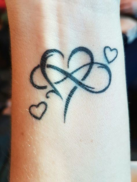 My infinite love for my 2 girls. Tattoo Zeichnungen, Cat Tattoos, Inspiration Tattoos, Mother Tattoos, Geniale Tattoos, Infinity Tattoos, Initial Tattoo, Tiny Tattoo, Diy Tattoo