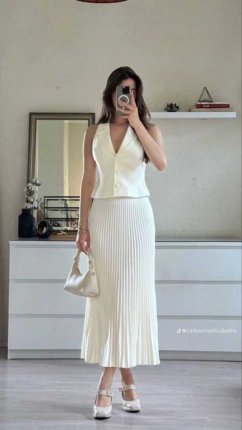 White Skirt Outfit Formal, Long Skirt With Shirt Classy, Modest Girly Outfits, Modest Casual Outfits, Elegant Outfit Classy, Corporate Outfits, Casual Day Outfits, Classy Work Outfits, Looks Chic