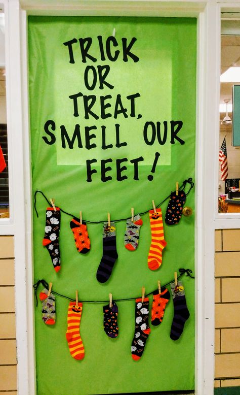 Halloween Door Decorations Classroom, Diy Halloween Door Decorations, Halloween Ideias, Halloween Decoration Party, Nail Designs Halloween, Halloween Classroom Door, Halloween Diy Door, Pfp Halloween, Halloween Classroom Decorations