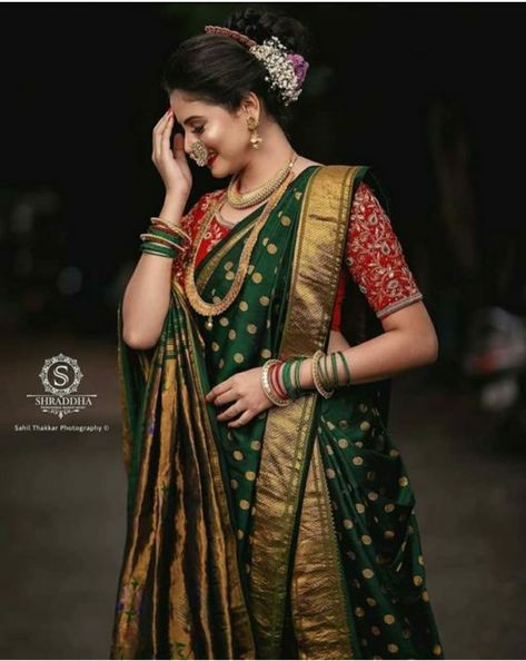 Navwari Look For Bride, Nauwari Sadi Blouse, Peshwai Blouse Design, 9 Vari Saree Look, Marathi Saree Poses Photoshoot Ideas, Navari Saree Marathi Bride Peshwai, Navvari Sadi Look Poses, Navwari Saree Pattern, Navri Saree Look