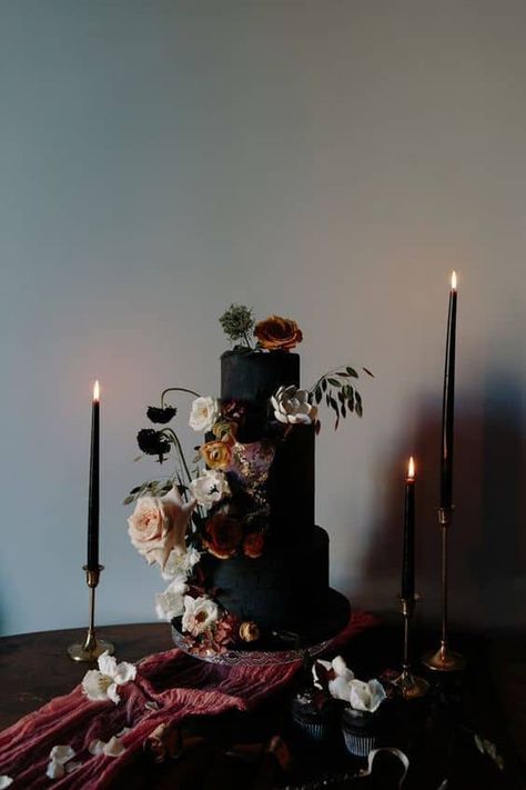 Autumn Wedding Cake Ideas - The Urban Wedding Company Wedding Cakes Gothic, Dark Wedding Cake Ideas, Emo Wedding Cake, Autumn Wedding Cake Ideas, Fairytale Cake, Wedding Cake Black, Autumn Wedding Cake, Gothic Fairytale, Gothic Wedding Cake