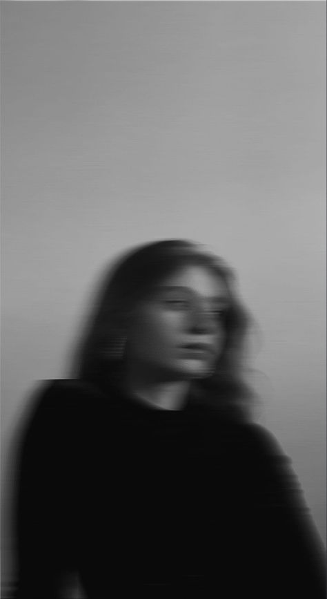 Portraits With Movement, Model Aesthetic Female, Blurred Fashion Photography, Bw Photography Portrait, Portrait Story Instagram, Blurred Photography Aesthetic, Grainy Portrait Photography, Motion Blur Studio Photography, Blurry Photography Aesthetic