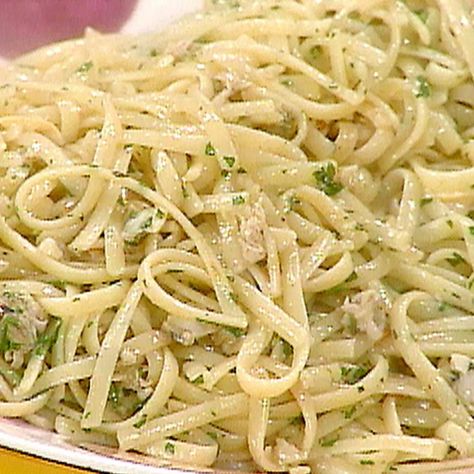 FAST AND EASY LINGUINE WITH WHITE CLAM SAUCE White Clam Sauce Recipe, Linguine With White Clam Sauce, White Clam Sauce, Linguine Recipes, Clam Sauce, Clam Recipes, Rachel Ray, Rachael Ray, Linguine