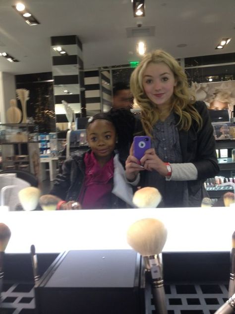 Peyton List / Skai Jackson Skia Jackson, Zuri From Jessie, Jessie Cast, Peyton Baby, Ski Jackson, Girl Celebs, Hey Jessie, Disney Celebrities, Big Bang Theory Quotes