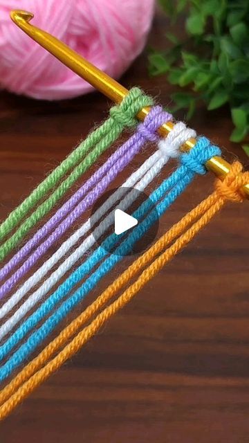 Påskeaktiviteter For Barn, Yarn Bracelets, Holiday Crafts Diy, Crochet Chain, Quick Crochet Patterns, Bracelet Craft, Knitting Crafts, Easy Crochet Stitches, Bracelet Craft Diy