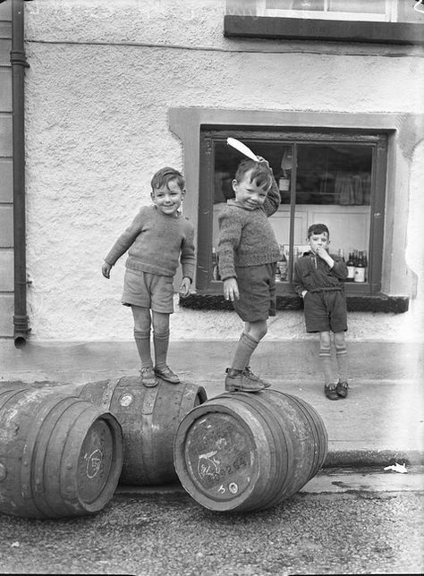 Old Fashioned Men, Bar Deco, Ireland History, Vintage Children Photos, Irish History, Vintage Pictures, The Good Old Days, Photo Archive, Vintage Photographs