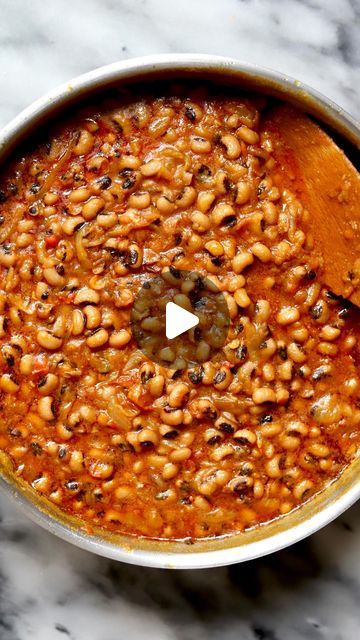 Travelandmunchies on Instagram: "Ghana bean stew! ❤️ Yes, there is bean stew in every corner of the world and black eyed peas are extremely popular. This is just how I make it for myself as a Ghanaian. 🇬🇭 Typically, Ghanaians eat it with fried plantain but in this video I have showed some of my other two favourite ways to enjoy it white rice and boiled ripe plantain. This video is by popular demand. After posting kaklo and beans, I got at least a 100 comments asking for the bean stew recipe. I make it differently every time I cook it because the truth is, I don’t measure. The general ratio of ingredients can be found below. This was a bigger batch, about a serving for 6 so feel free to halve the recipe. Recipe 2 cups of dried black eyed peas - soaked overnight and cooked until tender 3/4 Black Eye Bean Recipes, Black Eyed Beans Recipe, African Beans Recipe, Spanish Beans Recipe, Dried Black Eyed Peas, Bean Gravy, Cooking Black Eyed Peas, How To Make Beans, Blackeyed Peas