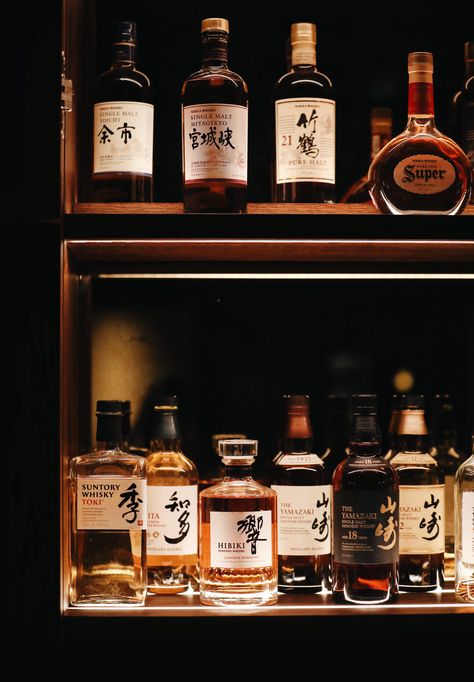 Japanese Whisky Bar, Whisky Display, Kitchen Small Space, Japanese Whiskey, Sake Bar, Suntory Whisky, Japanese Bar, Storage Living Room, Corner Bar