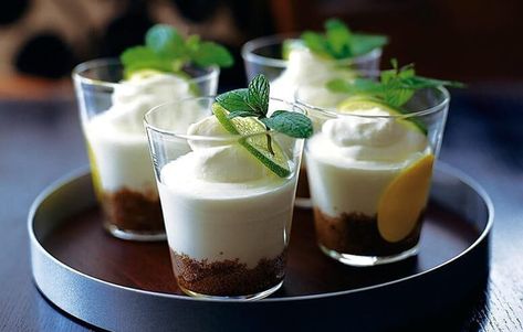 These individual mini mojito cheesecakes have an almond biscuit base, creamy filling and a touch of tropical rum and lime Mojito Cheesecake, Delicious Cheesecake Recipes, Healthy Cheesecake, Healthy Food Guide, Pavlova, Cheesecake Recipes, Mojito, Cookies Et Biscuits, Sweet Tooth