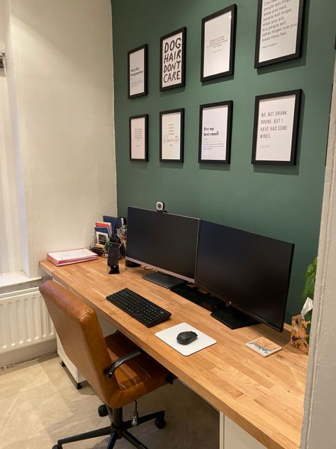 Office Dark Green Walls, Emerald Green Wall Office, Wood And Green Office, Small Office Colour Scheme, Green Feature Wall Office, Home Office Green Accent Wall, Forest Green Office Walls, Small Green Office, Small Home Office Color Scheme