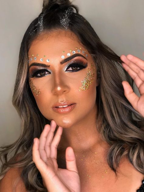 Make Glitter Carnaval, Make Up Carnaval, Glitter No Rosto, Edc Makeup, Carnaval Makeup, Glitter Carnaval, Ideas Carnaval, Makeup Carnaval, Carnaval Make-up