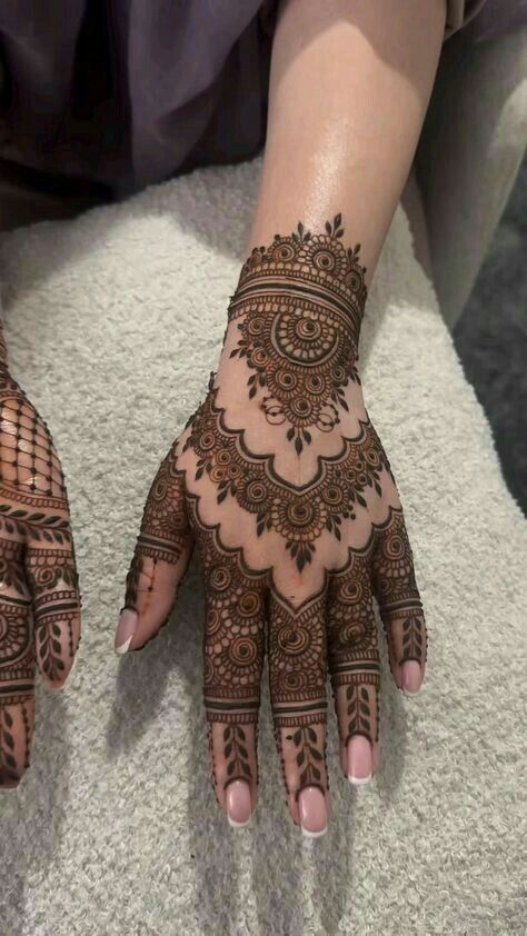 Mehandi Hands For Dp, Dome Mehndi Designs, Mehendi On Fingers, Aesthetic Fingers Mehndi Designs Unique, Mehendi Design Minimal, Little Mehndi Designs, Heavy Mehandi Designs, New Mehndi Designs 2024, Unique Simple Mehndi Designs