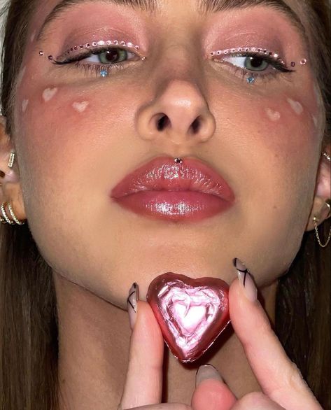 Cupid Costume Ideas, Concert Makeup, Rhinestone Makeup, Cheek Makeup, Celebrity Makeup Looks, Swag Makeup, Valentines Makeup, Ethereal Makeup, Cute Makeup Looks