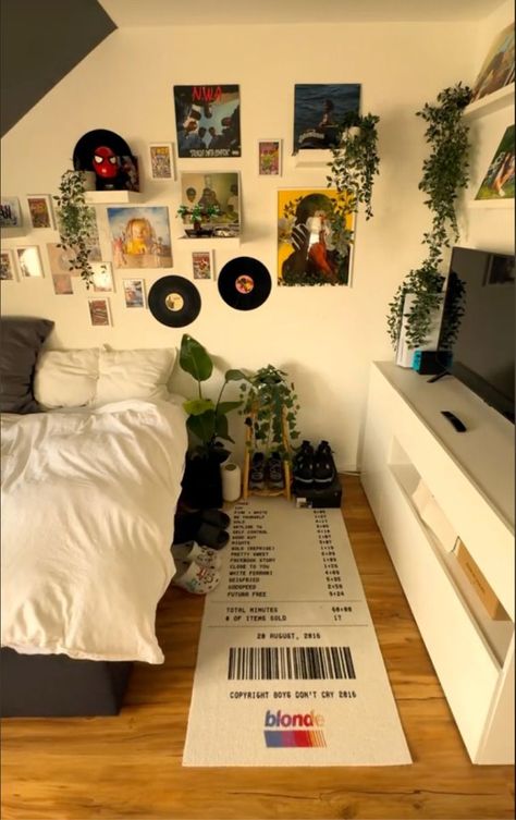 Poster For Room Ideas, College Bedroom Apartment Ideas, Room Decor Frank Ocean, Poster Design Bedroom, Poster In Room Ideas, Room Poster Wall Ideas, Bedroom Ideas With Posters, Island Room Aesthetic, Aesthetic Room With Posters