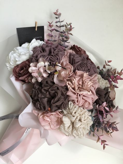 Hijab bouquet Flowers Gift Boxes, Scarf Bouquet, Hijab Bouquet, Muslimah Wedding Dress, Diy Hair Scrunchies, Bouquet Tutorial, Estilo Hijab, Luxury Flower Bouquets, Bridal Gift Wrapping Ideas