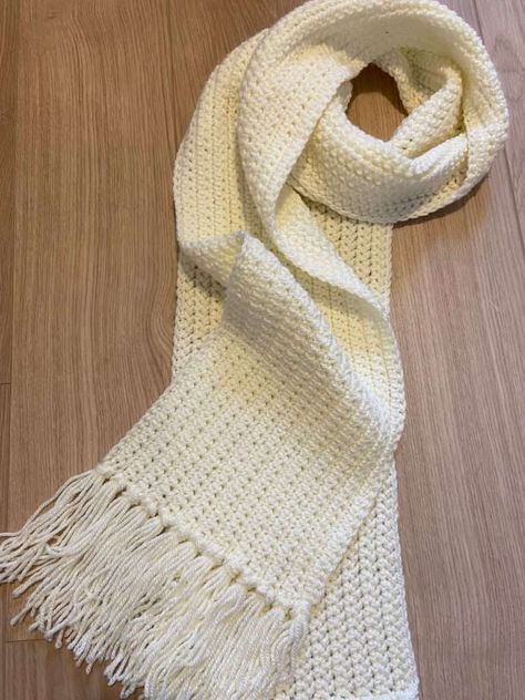 Handmade Crochet Scarf, Crochet White Scarf, Crochet Scarf With Tassels, Crocheting A Scarf, Cute Scarf Crochet, Crochet Scarf Cute, Things To Crochet For Fall, White Yarn Crochet Ideas, Crochet White Yarn