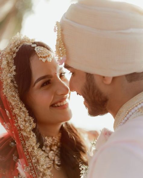 WeddingSutra.com on Instagram: "From traditional to contemporary, @ayushilunia and @sidmotiani's Mumbai wedding was a perfect blend of extravagance and elegance! Swipe left to catch the highlights of their special day. Bride: @ayushilunia Groom: @sidmotiani Venue: Novotel Juhu, Mumbai Bride's Outfit: @shyamalbhumika Groom's Outfit: @korabynm Saree: @sabyasachiofficial Groom Suit: @raissondetrebygovindamehta Fashion Stylist: @beesandbaubles Makeup Artist: @nehajain.artistry Hair Stylist: Vivah Mandap, Bride Groom Photoshoot, Bride Groom Poses, Indian Wedding Poses, Bride Photos Poses, Mumbai Wedding, Groom Photoshoot, Indian Wedding Photography Couples, Engagement Photography Poses