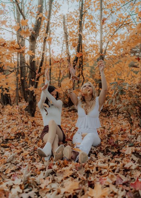 Fall Photoshoot Single Woman, Fall Picture Ideas For Best Friends, Fall Picture Photo Shoots, Fall Photoshoot Two People, Pumpkin Patch Photoshoot Best Friends, Single Fall Photoshoot Ideas, Fall Pictures For Best Friends, Fall Pictures Sisters, Fall Best Friend Photoshoot Funny