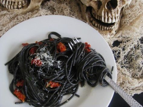 14. Black Halloween Pasta | Community Post: 32 Insanely Gross And Creepy Halloween Party Foods Snack Halloween, Scary Halloween Food, Halloween Pasta, Creepy Halloween Party, Dessert Halloween, Halloween Punch, Halloween Fruit, Spooky Food, Impressive Desserts