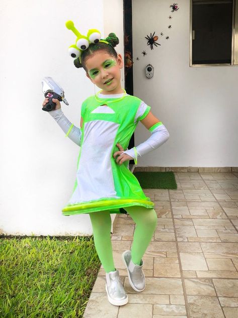 Cute Alien Costume, Alien Costume Diy, Kids Alien Costume, Girl Alien Costume, Diy Alien Costume, Diy Alien, Martian Costume, Diy Girls Costumes, Alien Halloween Costume