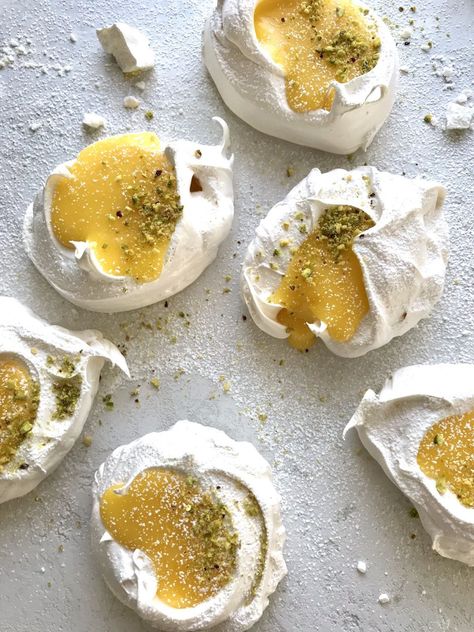 Lemon Meringues, Mini Pavlovas, Homemade Lemon Curd, Passover Desserts, Pistachio Recipes, Tart Baking, Think Food, Lemon Curd, Passover