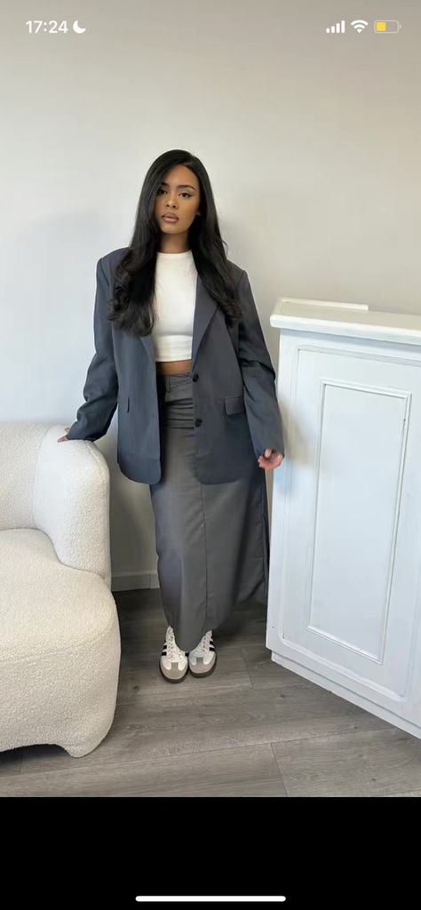 Classy Outfits Blazer, Outfit Avec Blazer, French Outfits Aesthetic, Outfit Jupe Satin, Jupe En Jean Outfit, Outfit Jupe En Jean, Outfit Bureau, Simple Birthday Outfit, Long Skirt Outfits Winter