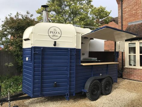 Pizza Horse Trailer, Pizza Truck Ideas, Pizza Food Truck Design, Pizza Trailer, Pizza Business, Horsebox Bar, Pizza Vans, Pizza Van, Truck Conversion