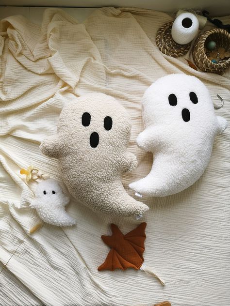 Ghost Pillow, Halloween Pillow, Ghost Sherpa Pillow, Fall Pillow, Halloween Boucle Ghost Pillow Ghost Pillow Diy, Fall Sewing Crafts, Halloween Sewing Crafts, Sewing Inspiration Projects, Sherpa Pillow, Sew Halloween, Couture Halloween, Pillow Cozy, Felt Shapes