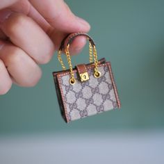 Inspiring Small Miniature Hand Bags Designs For Women's | Trending Designs | Hand Bags Ideas Miniature small clutch bags are tiny but stylish accessories designed to carry only the essentials. These compact bags come in a variety of materials and designs, from minimalist to complex. Often featuring a crossbody or wrist strap, we find comfort and a fashion statement for a light and modern look. in this video we will discussing about some of the best and great small miniature hand bags designs Hand Bags Ideas, Tiny Purses, Tiny Bags, Ken Barbie, Barbie Miniatures, Barbie Doll Set, Doll Bag, Tiny Bag, Barbie Dolls Diy