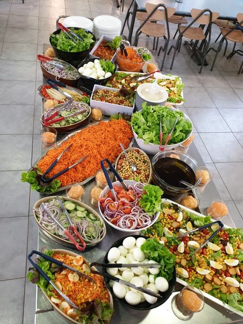 Salad Buffet, Barbeque Recipes, Decorações Com Comidas, Birthday Bbq, Party Food Buffet, Brunch Table, Party Food Platters, Barbecue Party, Party Buffet