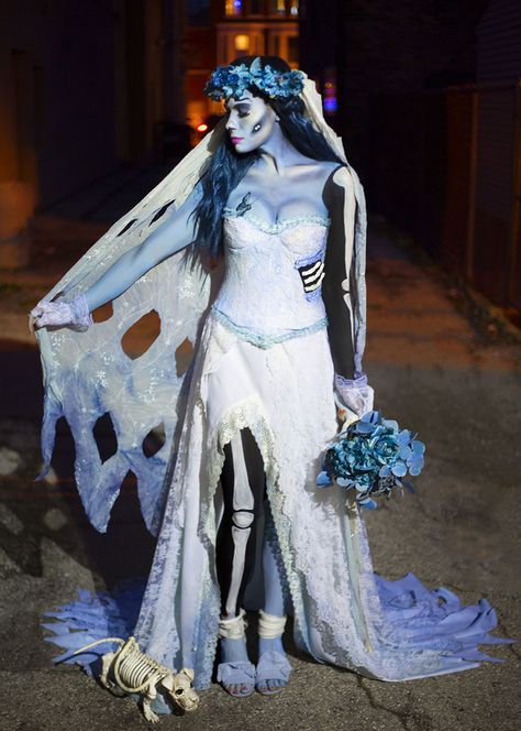 DIY Costume: The Corpse Bride Bride Costume Ideas, Corpse Bride Dress, Corpse Bride Halloween, Bride Halloween Costume, Corpse Bride Makeup, Corpse Bride Wedding, Diy Fantasia, Halloween Bride Costumes, Bride Halloween