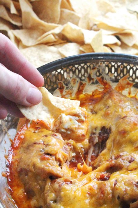 Easy BBQ Pulled Pork Dip 4 Pulled Pork Bar, Bacon Ritz Crackers, Pulled Pork Appetizer, Pulled Pork Dip, Pork Dip, Backyard Bbq Appetizers, Cheddar Dip, Bbq Appetizers, Delicious Dips Recipes