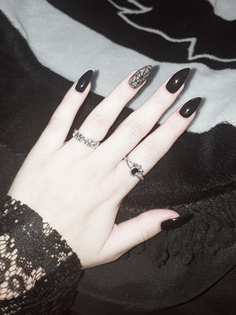 spider web nails halloween black goth gothic sharp Goth Nails Almond Shape, Nails Gothic Ideas, Gothic Nails Designs, Gothic Short Nails, Simple Gothic Nails, Goth Nails Short, Goth Nail Ideas, Goth Manicure, Gothic Nail Designs