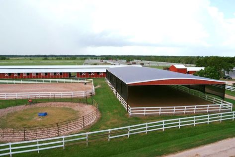 Horse facility Ranch Stables, Ranch Layout, Round Pens For Horses, Custom Horse Stalls, Barn Layout, Horse Farm Ideas, Horse Paddock, Equine Care, Horse Barn Designs