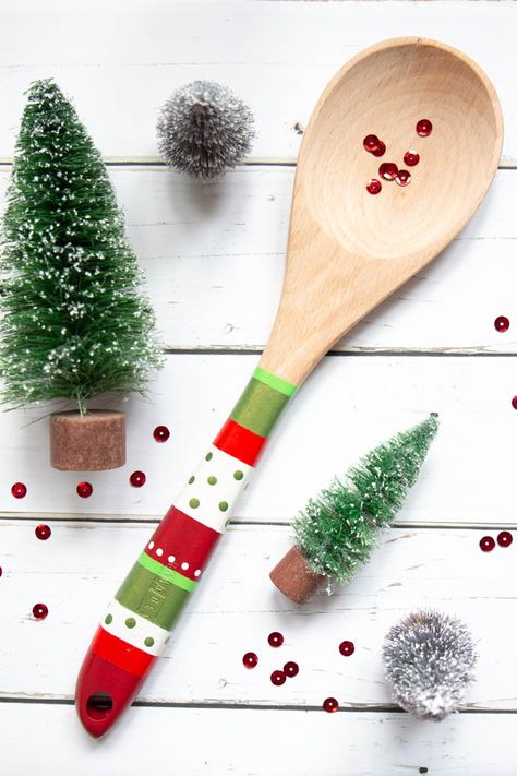 Painted Wooden Spoons for Christmas [Tutorial] Christmas Wooden Spoons Diy, Decorating Wooden Spoons, Wooden Spoon Ideas, Painted Wooden Spoons, Spoons Diy, Christmas Tutorial, Wooden Spoon Crafts, Homemade Teacher Gifts, Spoon Craft