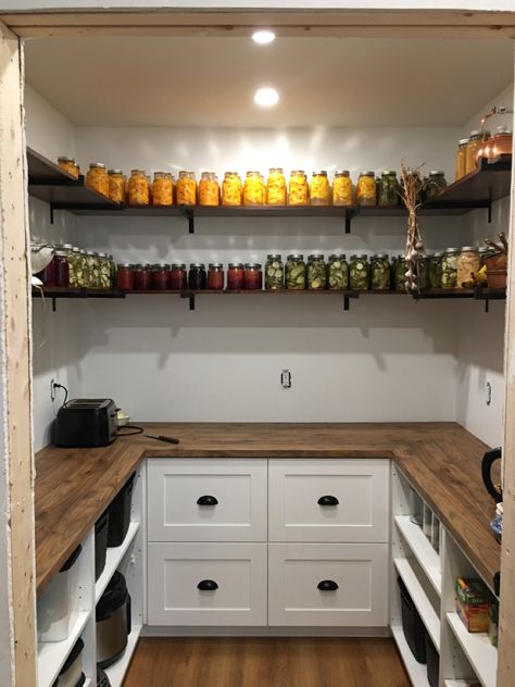 Western Pantry Ideas, Old Fashioned Pantry, Rustic Walk In Pantry, Western Pantry, Rustic Pantry Ideas, Farmhouse Pantry Shelving Ideas, Farmhouse Pantry Design, Pantry Open Shelving, Farmhouse Pantry Ideas