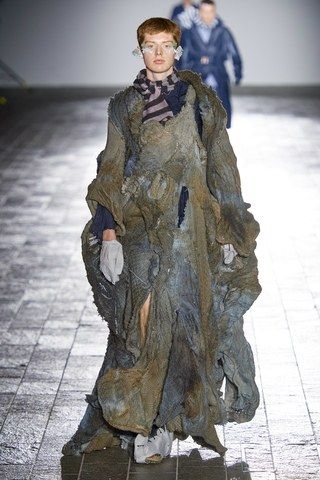 Central Saint Martins Herbst/Winter 2020-2021 Ready-to-Wear - Fashion Shows | Vogue Germany Deconstruction Fashion, Dystopian Fashion, Tim Walker, Central Saint Martins, Weird Fashion, Runway Collection, Fashion Design Clothes, Costume Outfits, Fashion Show Collection