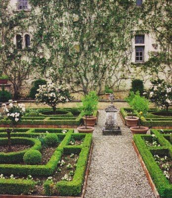 The Time of Elegance: Jardin à la Française French Formal Garden, Garden Formal, Formal Garden Design, Parterre Garden, Boxwood Garden, Formal Garden, Longwood Gardens, Formal Gardens, French Garden